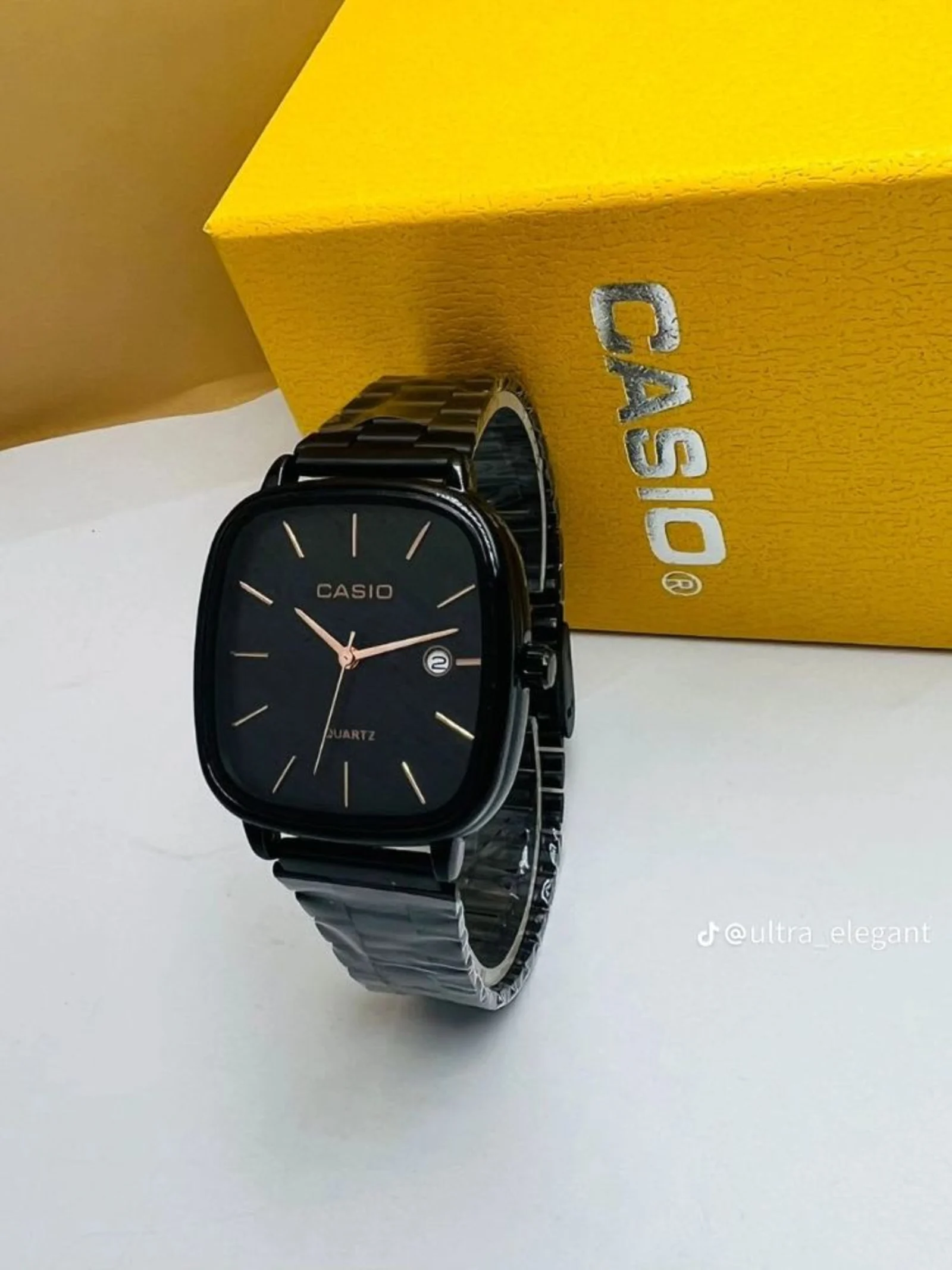 Montre Casio noire carrée
